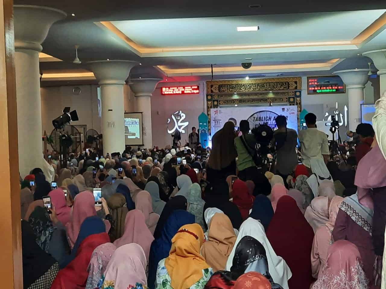 Tabligh Akbar Ustaz Adi Hidayat Dipadati Ribuan Jamaah Di Masjid Agung