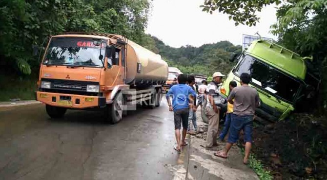 Rem Blong Truk  Pengangkut Batubara Rebah di Panorama 2 