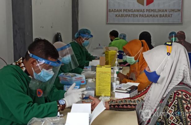 Suasana saar Pengawas TPS di Pasaman Barat menjalani Rapid Test di Kantor Bawaslu