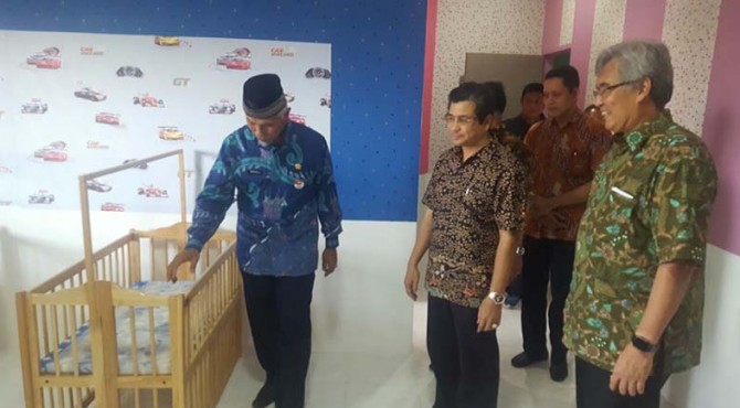 Walikota Padang Mahyeldi Ansyarullah bersama Dirut Semen Padang Benny Wendry dan Direktur Utama Pegadaian Riswinandi
