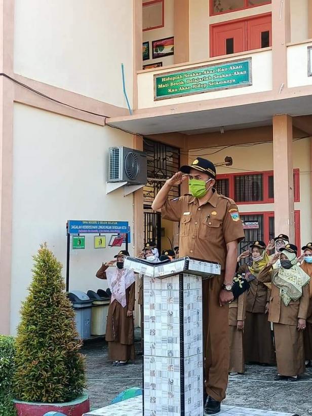 Kepala SMAN 3 Solsel Akmalu Rijal Putera Saat Memimpin Kegiatan Upacara Bendera