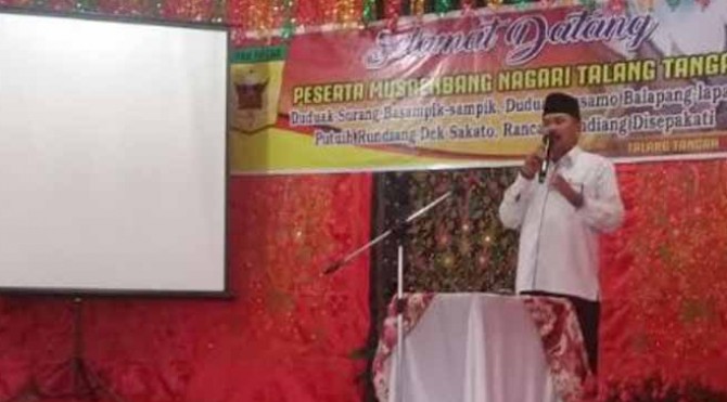 Wali Nagari Talang Tangah Andry Andres mengekspos program pembangunan dalam acara Musrenbang nagari.