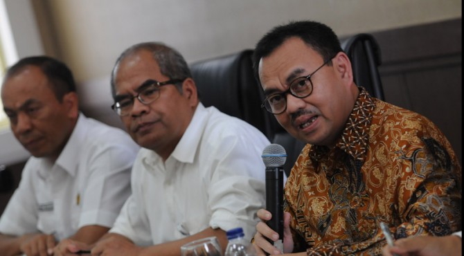 Menteri ESDM Sudirman Said (kanan) didampingi Kepala SKK Migas Amien Sunaryadi (tengah)