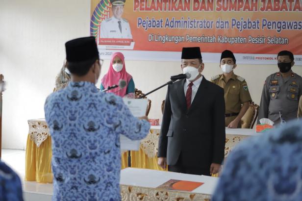 Bupati Pessel, Rusma Yul Anwar saat memimpin sumpah jabatan pejabat administrator dan pengawas di Pessel