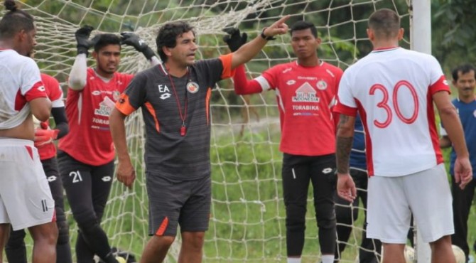 Eduardo Almeida menangani Semen Padang FC.