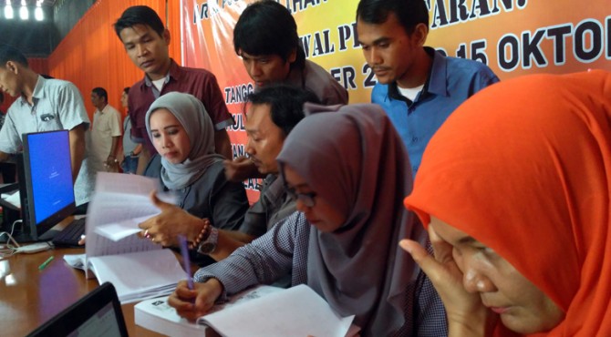 Petugas KPU yang diawasi Panwaslu memeriksa dokumen administrasi yang diserahkan partai Perindo, di kantor KPU Padang