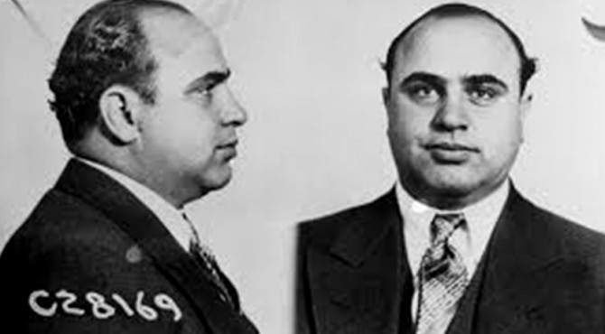 Al Capone, tokoh kriminal yang kehidupannya sering diangkat menjadi film. Robert de Niro juga pernh memerankan sang Capone