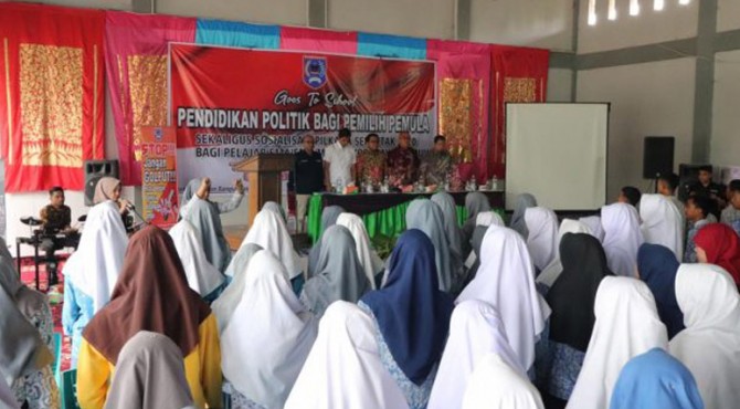 Kegiatan Pendidikan Politik Goes To School sekaligus sosialisasi Pilkada Serentak 2020 bagi pemilih pemula di Kota Payakumbuh.