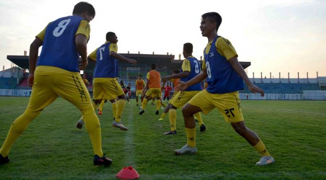 Para pemain Semen Padang FC menggelar latihan resmi di Stadion Gelora Bangkalan, Madura.
