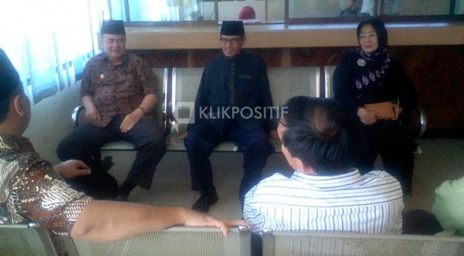 Wakil Gubernur Sumbar (paling kanan) menunggu kedatangan jenazah mantan Walikota Sawahlunto Amran Nur di Bandara Minang.