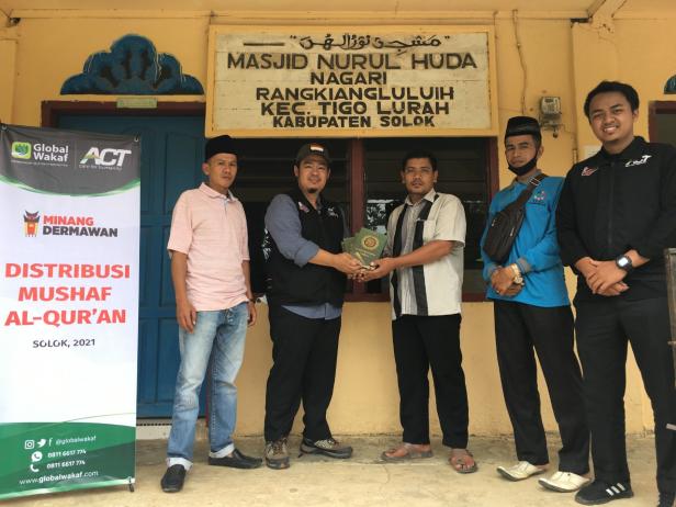 Pimpinan ACT Solok, Tengku Dewan menyerahkan wakaf Al-Quran dan Iqra di salah satu musala di Nagari Rangkiang Luluih