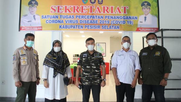 Anggota DPD RI, Alirman Sori bersama Satgas Covid-19 Pessel