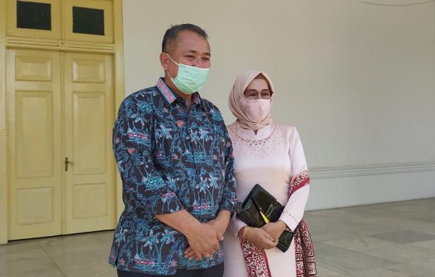 Alwis bersama istri