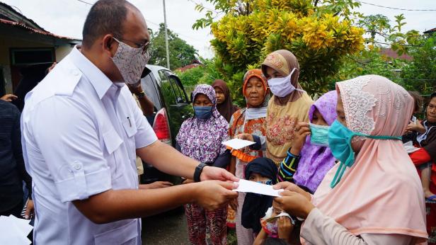 Andre Rosiade serahkan bantuan kepada korban puting beliung di Parak Kopi