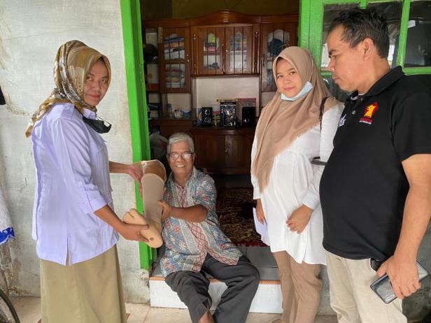 Pengurus Gerindra Sumbar menyerahkan kaki palsu dari Andre Rosiade kepada pensiunan BUMN di Lubeg Padang, M Chalid.