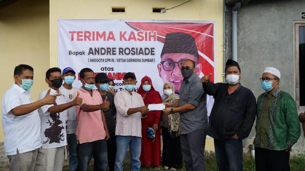 Anggota DPR RI Andre Rosiade menyerahkan bantuan pembangunan lapangan bulu tangkis di Kompleks Perumahan ABI Kayu Kalek, Kelurahan Padang Sarai, Kecamatan Koto Tangah, Kota Padang, Jumat (26/2/2021).