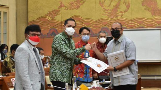 Kapoksi Gerindra, Andre Rosiade usai rapat kerja Komisi VI DPR RI dengan Menteri PerdaganganM Lutfi, Menteri Hukum dan HAM Yasonna H Laoly, dan Menteri Komunikasi dan InformatikaJohnny Gerard Plate, Senin (23/8).