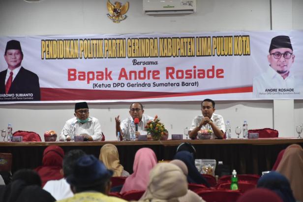 Andre Rosiade (tengah) memberikan motivasi puluhan UMKM di Limapuluh Kota