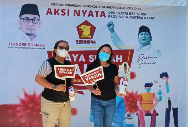 Para peserta berfoto di depan spot foto usai mendapatkan vaksinasi Covid-19 pada pelaksanaan pertama 1-8 September lalu di DPD Gerindra Sumbar.