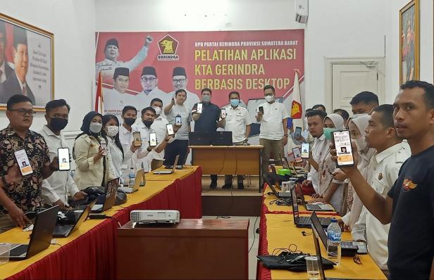 Anggota Gerindra dari DPC kabu[aten dan kota memperlihatkan aplikasi KTA di Kantor DPD Gerindra Jalan Kapuas Nomor 7, Kompleks GOR Agus Salim, Rimbo Kaluang, Kota Padang, Sabtu (31/10).