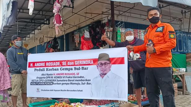 Tim Yayasan Muslim Bersaudara Sehati mendirikan dapur umum masakan Padang yang didukung oleh Anggota DPR RI Andre Rosiade untuk korban gempa di Mamuju, Sulbar.