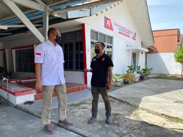 Anggota DPR RI Andre Rosiade berdialog dengan Wakil Bendahara DPD Gerindra Sumbar Zulkifli di depan rumah singgah Andre Rosiade di Jati Baru Padang Timur, Kota Padang.