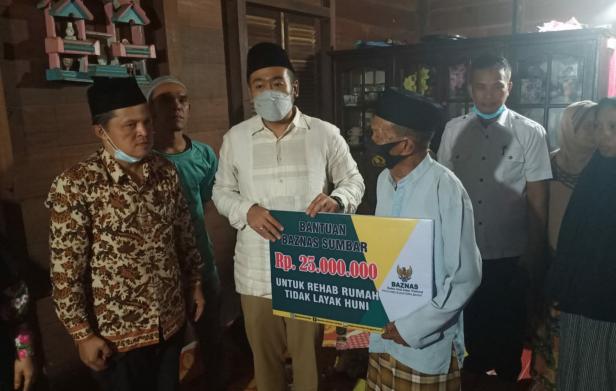 Wagub Sumbar Audy Joinaldy saat menyerahkan bantuan kepada warga di Pasaman