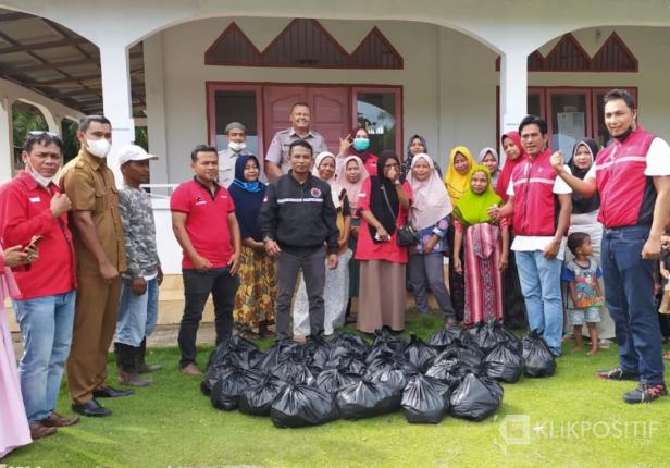 BAGUNA PDIP bersama masyarakat saat menyalurkan paket sembako di Jorong Bunut