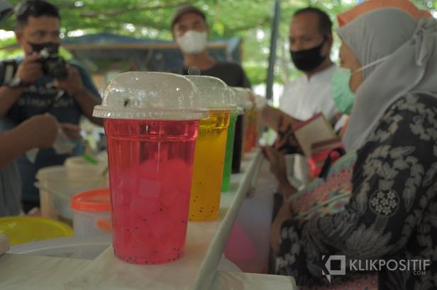 Petugas BBPOM Padang sedang mengambil sampel takjil yang dijual di Pasar Pabukoan Imam Bonjol Padang