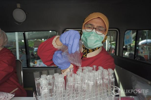 Petugas BBPOM Padnag menuangkan sampel ke dalam botol setelah melakukan sidak di salah satu pasar pabukoan di Kota Padang