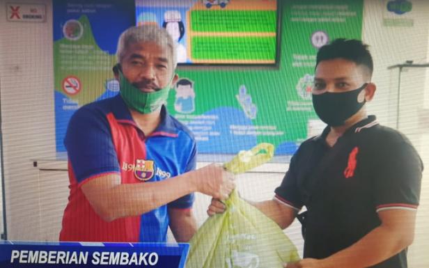 Pemberian bantuan secara simbolis diserahkan oleh Kepala BP Jamsostek Cabang Padang Yuniman kepada salah seorang peserta yang mendatangi kantor tersebut untuk menjemput bantuan paket sembako tersebut, Kamis (24/09)