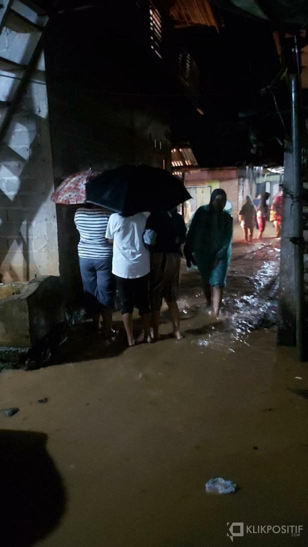 Suasana di Nagari Manggilang pasca meluapnya air Sungai Batang Manggilang