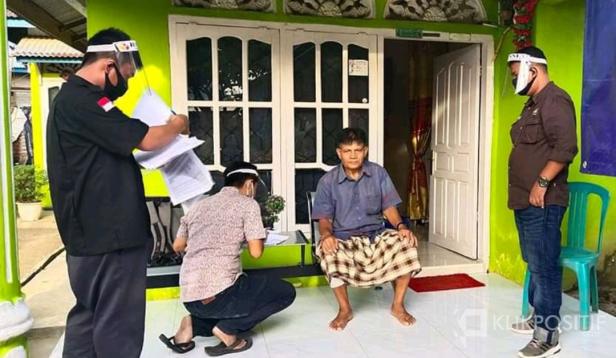 Tim Verifikator saat melakukan memfaktualkan daftar dukungan bakal calon perseorangan