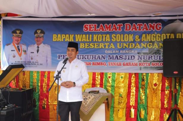 Wawako Solok, Dr. Ramadhani Kirana Putra meresmikan peralihan status musala Nurul Islam menjadi masjid
