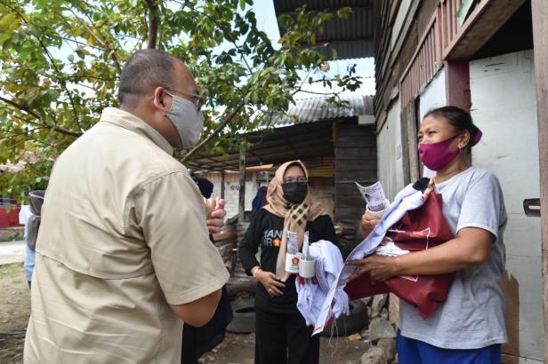 Anggota DPR RI Andre Rosiade menyerahkan bantuan sembako kepada warga Kelurahan GantingParak Gadang, Kecamatan Padang Timur, Kota Padang.