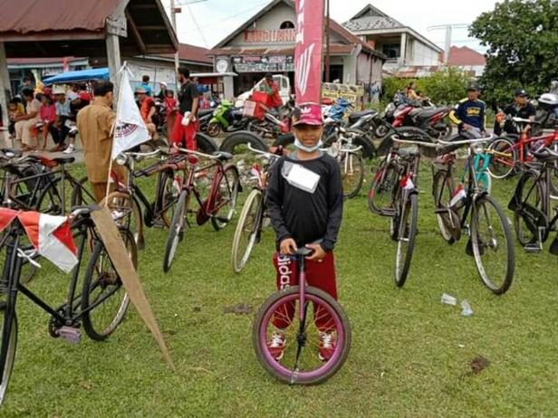 Taufiq Maulana, bocah 12 tahun yang terpilih menjadi perserta terunik dengan sepeda satu rodanya dalam perayaan HUT RI ke 75 di Sutera-Pessel