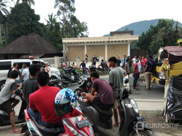 Jalan Nasional Muara Labuh Padang Aro Solsel Saat diblokade warga pada Rabu siang 27/1