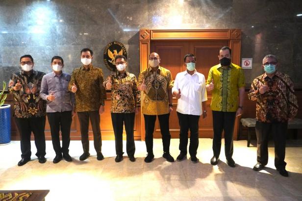 Andre Rosiade bersama sejumlah kepala daerah di Sumbar foto bersama usai bertemu dengan menteri.