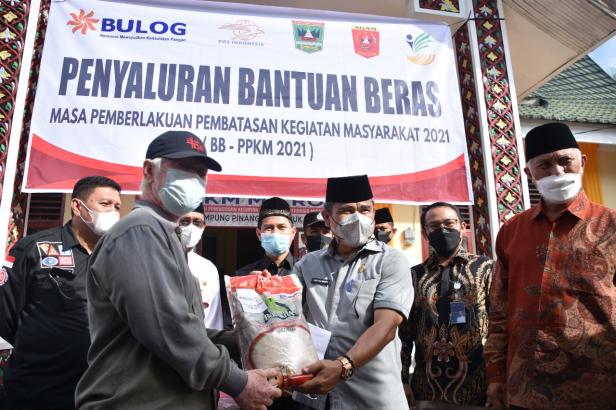 Penyaluran bantuan beras di Lubuk Basung