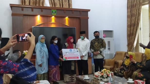 Penyerahan bonus kepada penerima anugerah di Istana Gubernur Sumbar