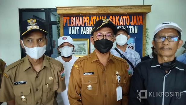 Bupati Solok Selatan Khairunas didampingi Wakil Bupati Yulian Efi dan Humas Incasi Raya Group Monnofri Abdoellah