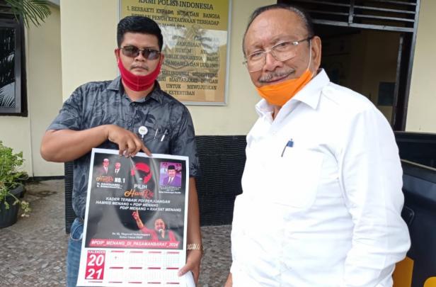 Mantan Bupati Pasaman Barat, Baharuddin R (baju putih) bersama Pengacaranya Andreas Ronaldo sambil menunjukkan kalender yang dimaksud