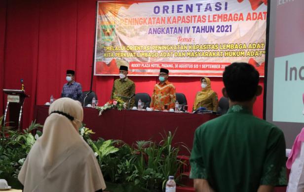 Gubernur Sumbar, Mahyeldi saat membuka Orientasi Peningkatan Kapasitas Lembaga Adat angkatan IV tahun 2021, Selasa (31/8).