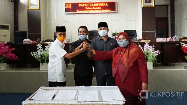 Ketua DPRD Solsel Zigo Rolanda Wakil ketua Armen Syahjohan, Sekda Yulian Efi Sekwan Mardiana Usai menandatangani Nota Persetujuan Ranperda