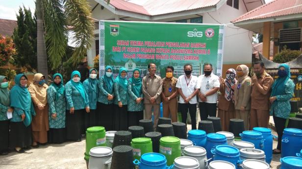 PT Semen Padang saat menyerahkan alat pengelolaan sampah di Pasaman