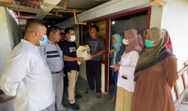 Pengurus DPD Gerindra Sumbar menyerahkan bantuan dari Anggota DPR RI Andre Rosiade kepada David, pedagang gorengan di Jati, Padang Timur.
