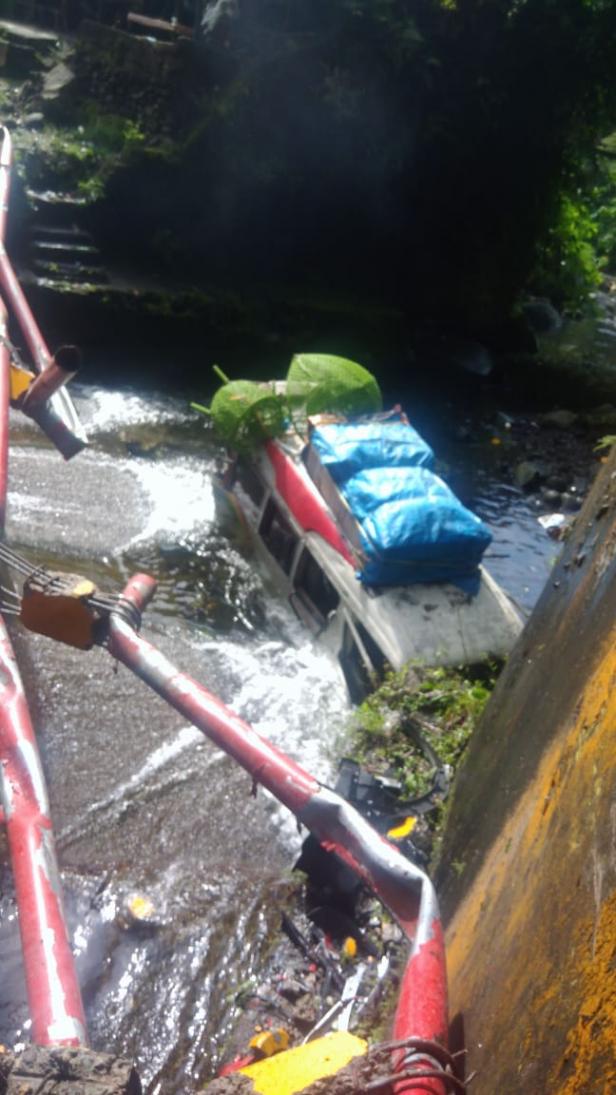 Bus Borneo Rute Pariaman- Jambi Jatuh ke Sungai Lembah Anai