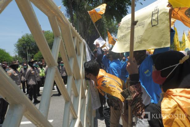 Puluhan mahasiswa melakukan aksi di depan Kantor Gubernur Sumbar