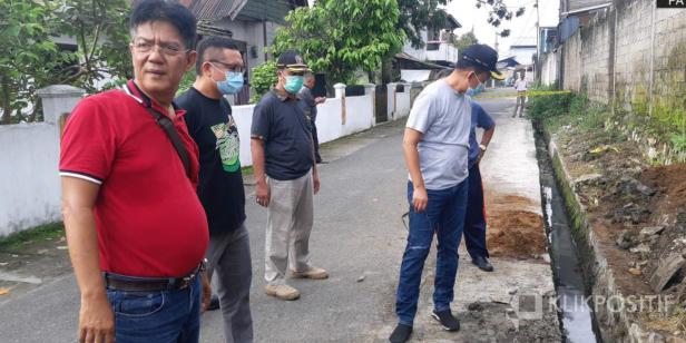 Wakil Wali Kota Payakumbuh Erwin Yunaz bersama stakeholder terkait saat di lokasi Yang diduga mengalami kebocoran minyak