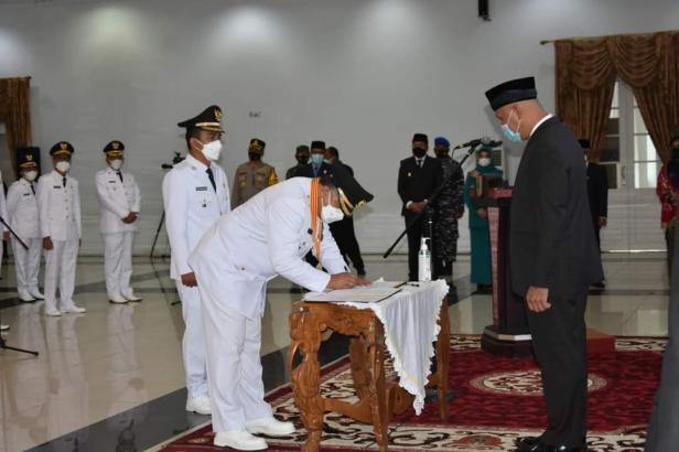 Wako dan Wawako Solok, H. Zul Elfian - Ramadhani Kirana Putra saat prosesi pelantikan di Auditorium Gubernuran